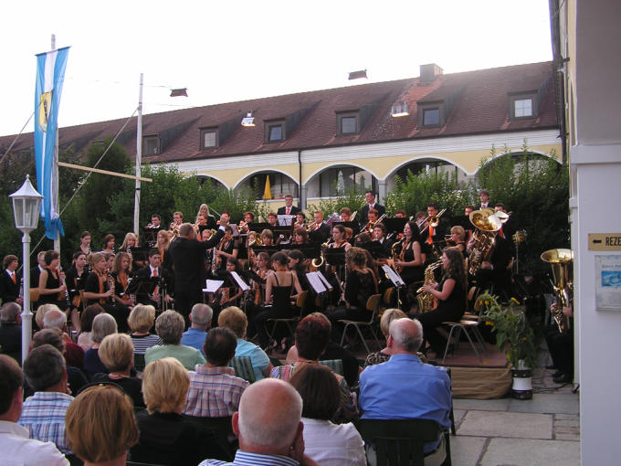 Eine grandiose Leistung zeigt das junge Orchester unter seinem Leiter Stadtkapellmeister Hans Killingseder beim Schlosskonzert.